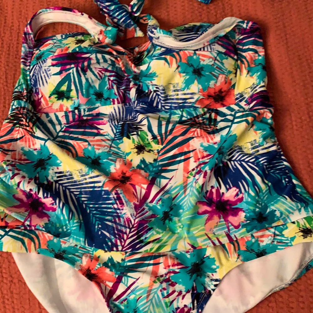 Plus size bright tropical floral halter ti…